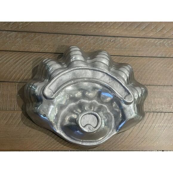 Pewter Shell Hors D'oeuvre and Sauce Bowl - Picture 3 of 6